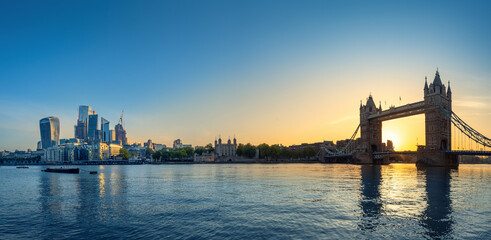 Fototapeta na wymiar the famous tower bridge of london during sunrise