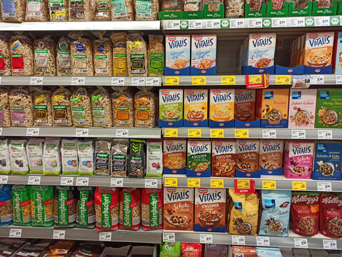 Regal in einem deutschen Supermarkt mit verschiedenen M&uuml;sli Sorten