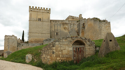 Fototapeta na wymiar Castillo de Ampudia, Palencia, Castilla y León, España