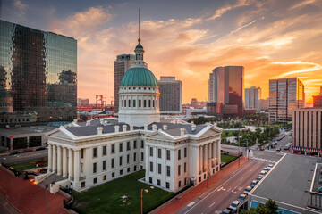 The old courthouse at dusk in downtown St. Louis, Missouri, USA - obrazy, fototapety, plakaty