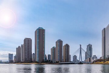 東京の川を航行する船から見る風景