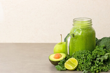 Fototapeta premium Green fruit and vegetable smoothie