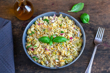 Wiosenna sałatka z rabarbaru i komosy ryżowej posypana zieloną bazylią. Kuchnia wegetariańska, zdrowe jedzenie
 - obrazy, fototapety, plakaty