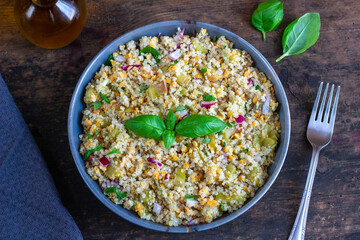 Wiosenna sałatka z rabarbaru i komosy ryżowej posypana zieloną bazylią. Kuchnia wegetariańska, zdrowe jedzenie
