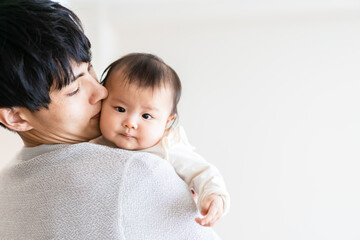 育児休暇を取って子育てをするパパ