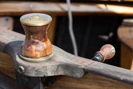 Antike Winsch auf einem alten Segelboot