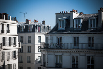 Obraz premium Parisian Rooftops with bikes on sunny blue sky day