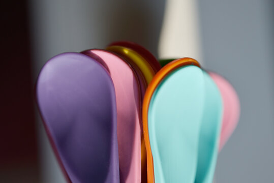 fourchettes de couleurs en plastique jetable recyclable