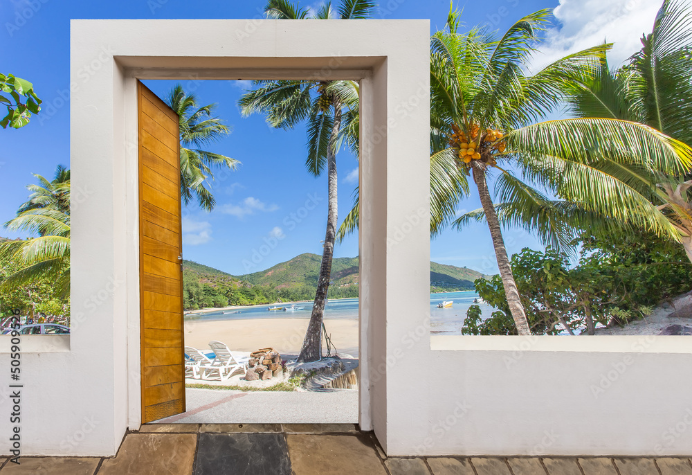 Wall mural porte ouverte sur plage paradisiaque des seychelles