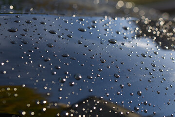 gouttes d'eau de pluie sur carrosserie