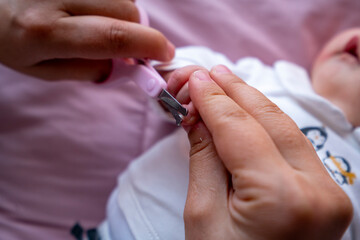 Detalle cortando uñas de bebé con tijeras