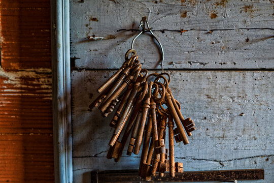trousseau de vieilles clés de portes rouillées suspendu au mur