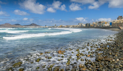 Fale na kamienistej Plaży w Las Palmas - obrazy, fototapety, plakaty