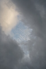 Fototapeta na wymiar Wolkenaufbruch am abendlichen Himmel nach einem Gewitter Leak