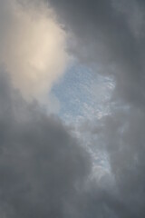 Fototapeta na wymiar Wolkenaufbruch am abendlichen Himmel nach einem Gewitter Leak