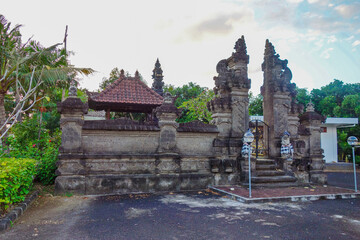 Fototapeta na wymiar architecture in Indonesia, split gateway entrance to Balinese temple, Indonesian religious place