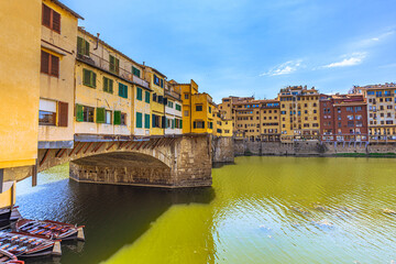 Fototapeta na wymiar Ponte Vecchio in the medieval famous city of Florence, Italy
