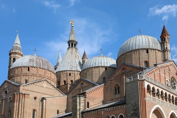 Basilica of Saint Anthony of the city of Padua destination for thousands of faithful and pilgrims who come to pray on the relics - obrazy, fototapety, plakaty