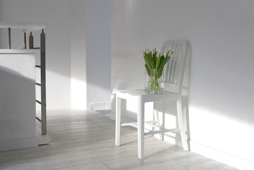 bouquet de tulipes blanches sur chaise blanche
