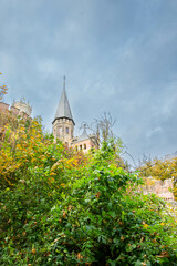 Neogotycki romantyczny zamek na wzgórzu. Marienburg, Dolna Saksonia. - obrazy, fototapety, plakaty