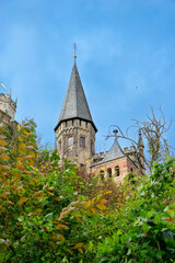 Neogotycki romantyczny zamek na wzgórzu. Marienburg, Dolna Saksonia.