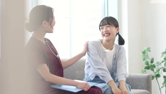 笑顔の医師と女の子