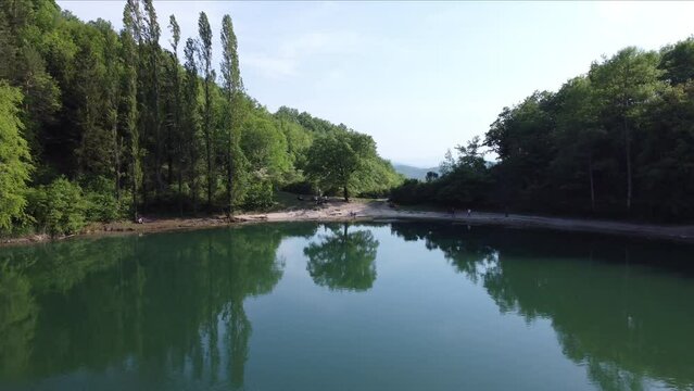 Immagine aerea di uno dei laghi di Percile, sui monti Lucretili. Anche se si trovano in provincia di Roma questi bacini di acqua dolce somigliano a dei laghi alpini