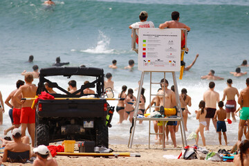 Surveillance sur les plages, secouriste et sauveteur, maître nageur - obrazy, fototapety, plakaty
