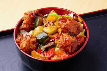 唐揚げ丼　鶏肉料理