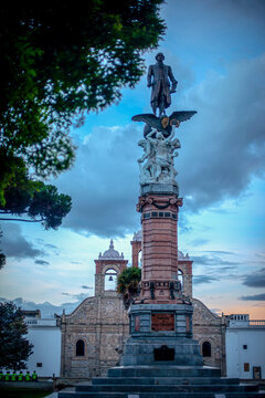 Pedro Vicente Maldonado. Riobamba - Ecuador. de Fondo la Iglesia la Catedral