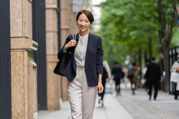 バッグを持ち出勤・外回りをする日本人女性