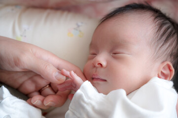 眠る赤ちゃんの小さな手