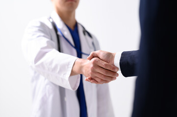 医療従事者と握手を交わすビジネスマン