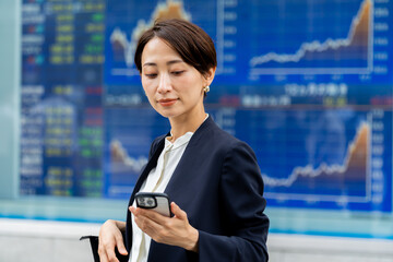 株価を気にする日本人女性