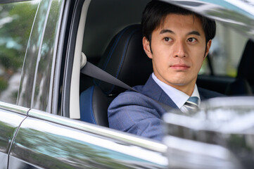 車を運転する男性　ビジネスマン