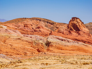 Fototapeta premium Sunny view of the landscape of Valley of Fire State Park