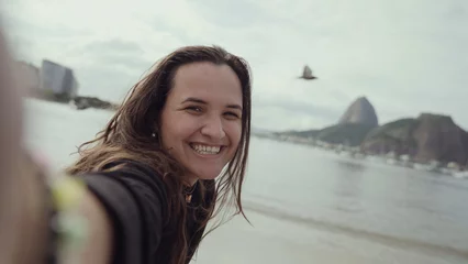 Fotobehang Latijns jong meisje, beroemd strand Rio de Janeiro, Brazilië. Latijnse zomervakantie vakantie. © Brastock Images