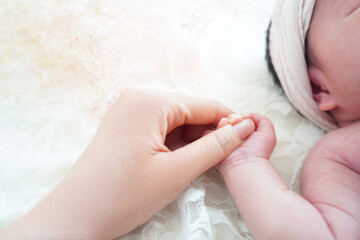 赤ちゃんの手とお母さんの手
