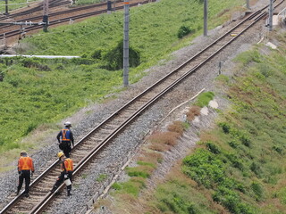 線路上を点検する鉄道保線作業員