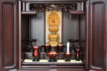 日本の仏教の釈迦様の座像とモダンな仏具