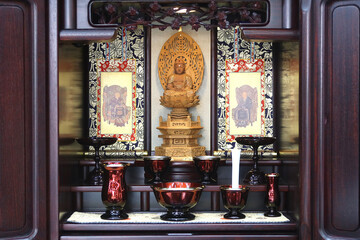 日本の仏教の釈迦様の座像とモダンな仏具2