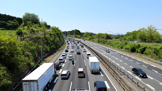ゴールデンウィークに渋滞する東名高速道路足柄SA付近の下り線
