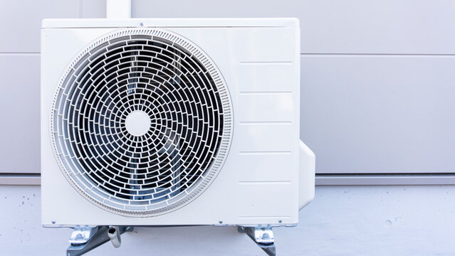 屋外に設置されたエアコンの室外機