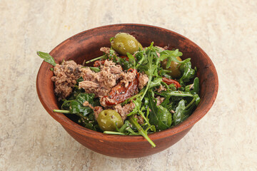 Salad with tuna and rucola
