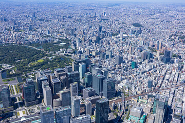 丸の内ビル群と皇居・空撮