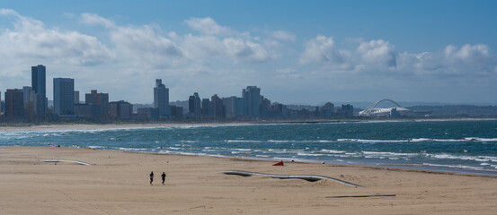 Skyline von Durban mit dem Moses Mabhida Stadion Fußball Stadion in Durban Südafrika © ShDrohnenFly