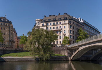 Fototapeta premium Bridges over the canal Karlbergskanalen and apartment houses a sunny day in Stockholm.