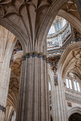 Columna y arquitectura de estilo gótico en el interior de la catedral de Salamanca, España