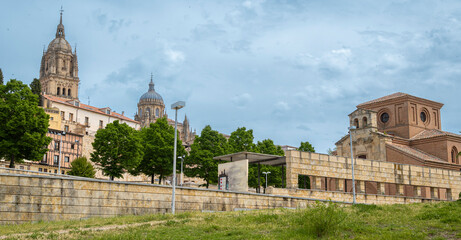 Obraz premium Iglesia de Santiago y campanario de la catedral de Salamanca, España