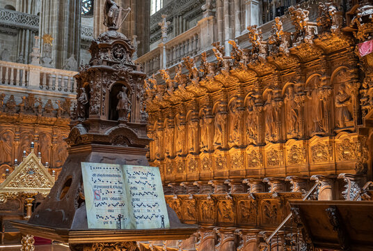 C&oacute;dice de salmos y cantos gregorianos en el coro de la catedral g&oacute;tica de Salamanca, Espa&ntilde;a